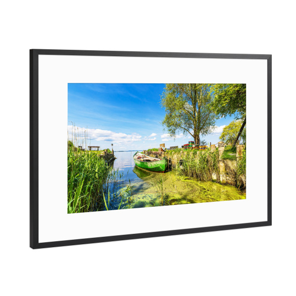 Poster mit Rahmen Schwarz (Metallic) "Grünes Fischerboot" artboxONE - Natur,Reise