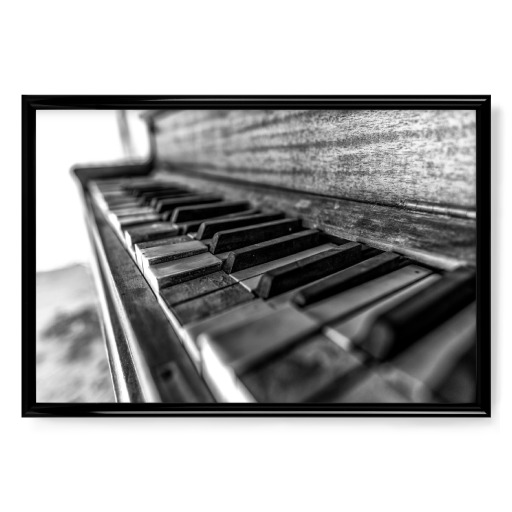 Altes Klavier in Schwarz und Weiß Altes Klavier in Schwarz und Weiß