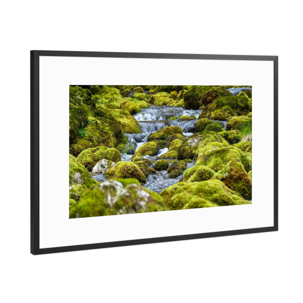 Poster mit Rahmen Schwarz (Metallic) "Stream und Moossteine" artboxONE - Natur - Moos,Felsen,Bach,Fluss,Wasser,Grün,Natur,Moos,Natur im freien