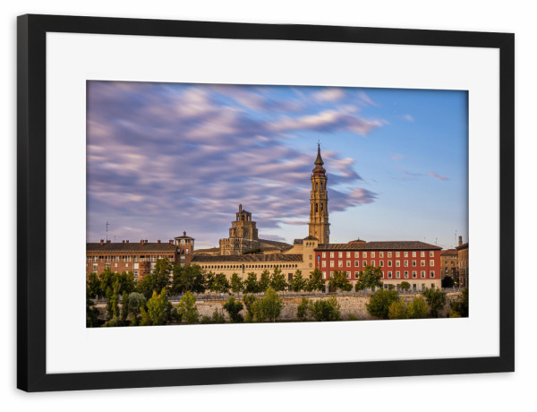 Poster mit Rahmen schwarz "Flussufer von Zaragoza" artboxONE - Architektur