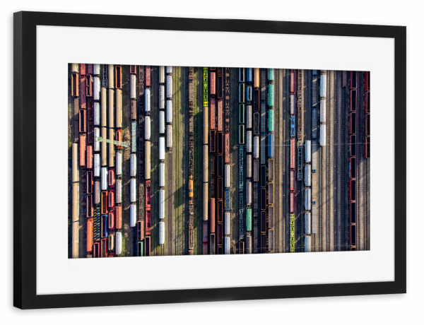 Poster mit Rahmen schwarz "Luftaufsicht von Zügen" artboxONE - Reise