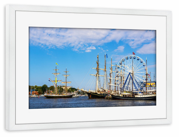 Poster mit Rahmen weiß "Segelschiffe und Riesenrad" artboxONE - Natur,Reise,Architektur
