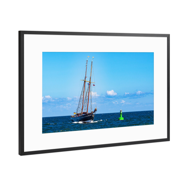 Poster mit Rahmen Schwarz (Metallic) "Windjammer und Boje" artboxONE - Natur,Reise,Reise / Strand und Meer