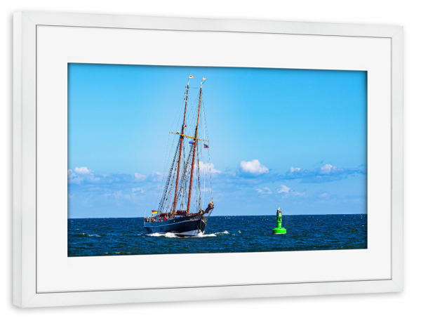 Poster mit Rahmen weiß "Windjammer und Boje" artboxONE - Natur,Reise,Reise / Strand und Meer