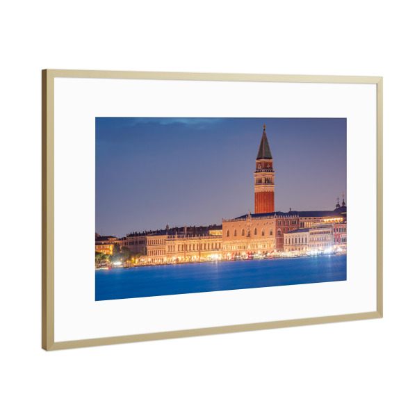 Poster mit Rahmen Gold "Markusplatz im Abendlicht" artboxONE - Städte,Reise,Architektur,Städte / Venedig