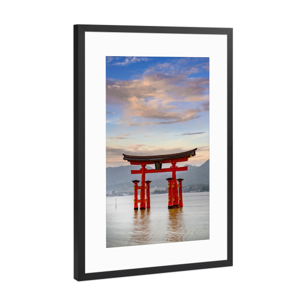 Poster mit Rahmen Schwarz (Metallic) "Torii auf der Insel Miyajima" artboxONE - Architektur,Reise / Asien