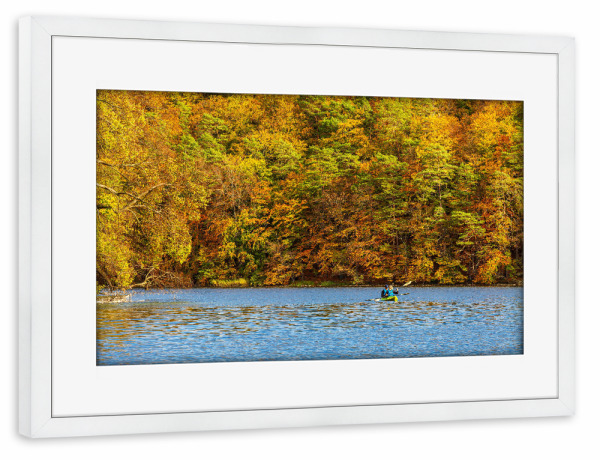 Poster mit Rahmen weiß "Kajak im See Schmaler Luzin" artboxONE - Natur,Reise