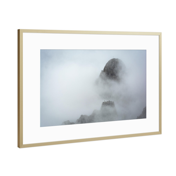 Poster mit Rahmen Gold "Karwendel - Gipfel im Nebel" artboxONE - Natur