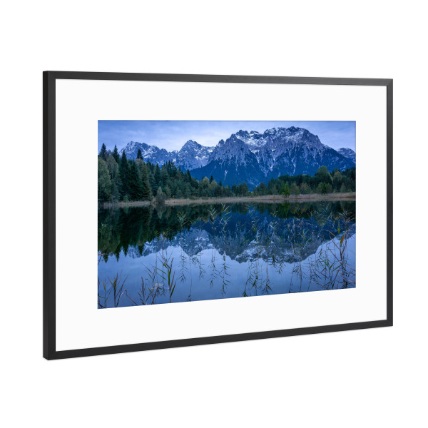 Poster mit Rahmen Schwarz (Metallic) "Karwendel im Spiegel" artboxONE - Natur