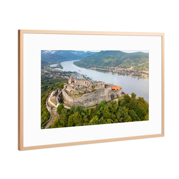 Poster mit Rahmen Kupfer "Luftaufsicht von Visegrad" artboxONE - Architektur