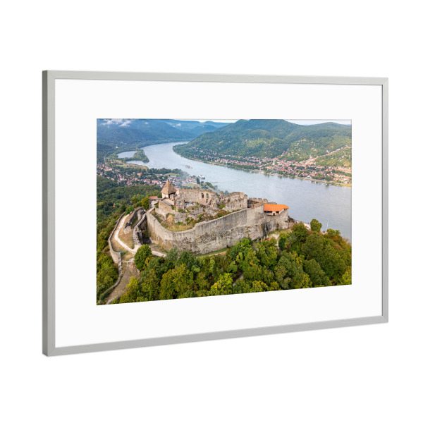 Poster mit Rahmen Silber "Luftaufsicht von Visegrad" artboxONE - Architektur