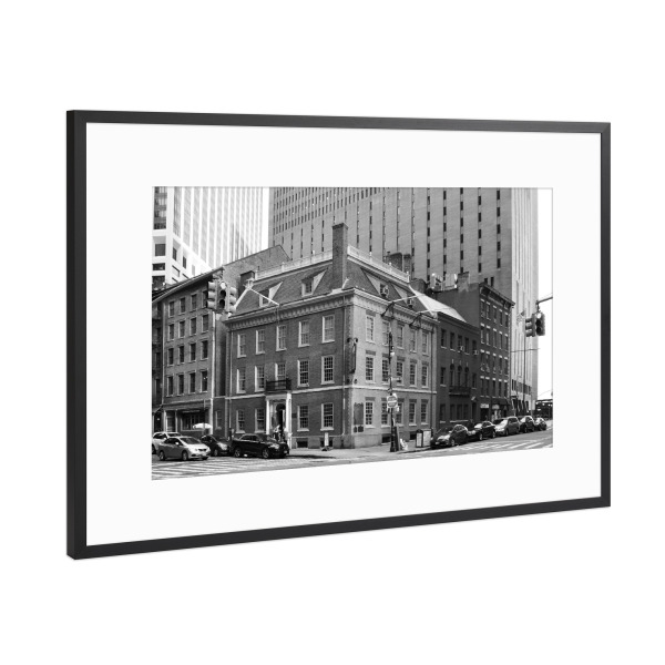 Poster mit Rahmen Schwarz (Metallic) "NYC Broad Street Crossing" artboxONE - Städte / New York,Reise,Schwarzweiß,Architektur,Reise / Länder