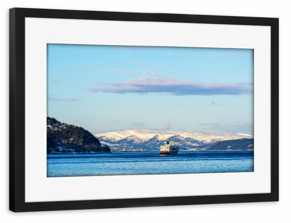 Poster mit Rahmen schwarz "Berge und Schiff in Norwegen" artboxONE - Natur,Reise,Reise / Strand und Meer,Reise / Länder