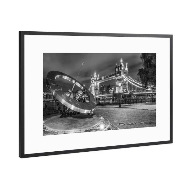Poster mit Rahmen Schwarz (Metallic) "Tower Bridge im Lichterglanz" artboxONE - Städte / London,Schwarzweiß,Architektur