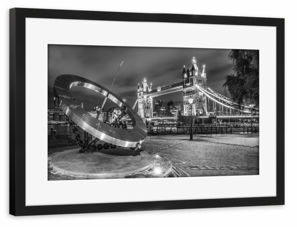 Poster mit Rahmen schwarz "Tower Bridge im Lichterglanz" artboxONE - Städte / London,Schwarzweiß,Architektur