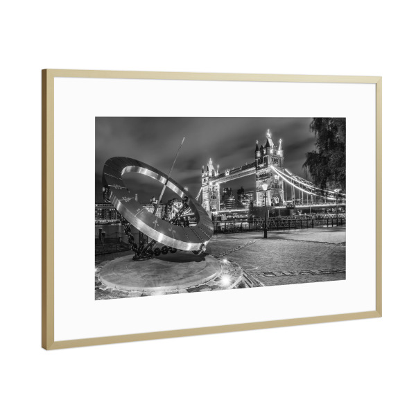 Poster mit Rahmen Gold "Tower Bridge im Lichterglanz" artboxONE - Städte / London,Schwarzweiß,Architektur