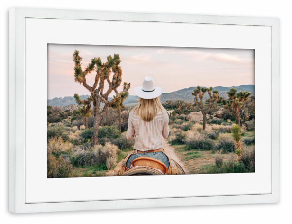 Poster mit Rahmen weiß "Desert Cowgirl" artboxONE - Natur,Reise,Tiere,Menschen,Für Mama