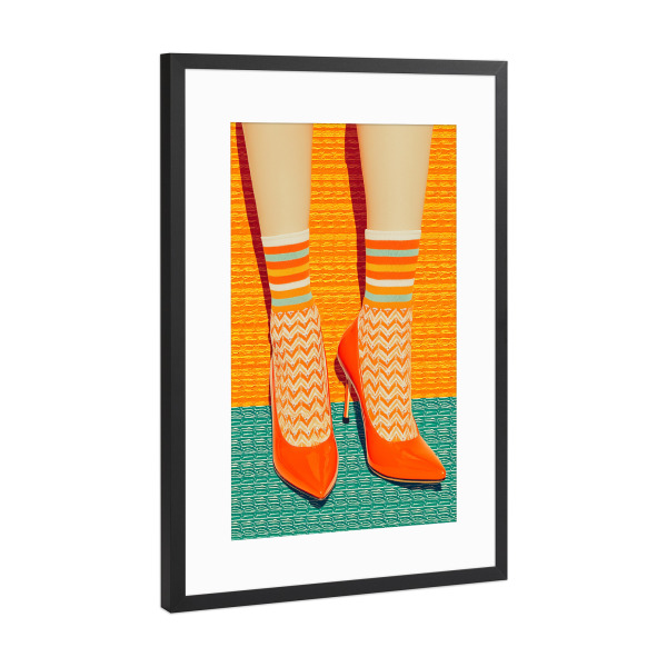 Poster mit Rahmen Schwarz (Metallic) "Bunte Socken und High Heels" artboxONE - Menschen,Geometrie,Fashion