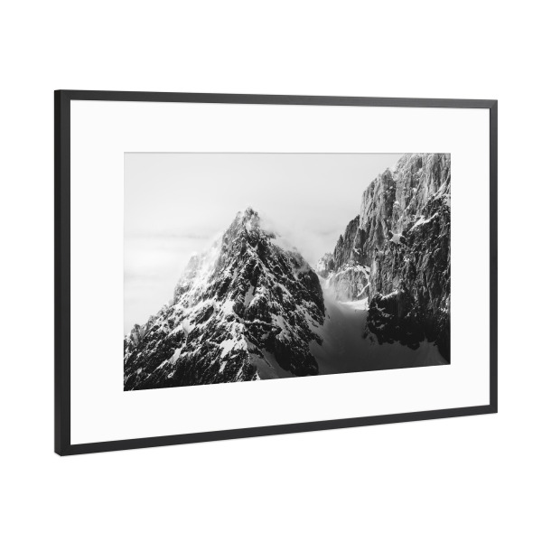 Poster mit Rahmen Schwarz (Metallic) "Minimalistischer Gipfel" artboxONE - Natur,Reise,Abstrakt,Schwarzweiß,Reise / Länder