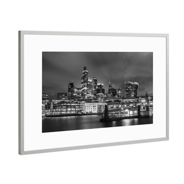 Poster mit Rahmen Silber "Blick auf die City of London" artboxONE - Städte / London,Schwarzweiß,Architektur