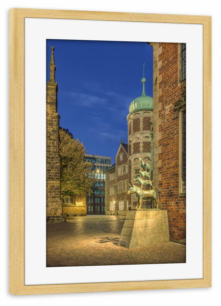 Poster mit Rahmen kiefer "Bremer Stadtmusikanten am Abend" artboxONE - Städte,Reise,Architektur