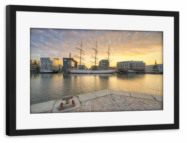 Poster mit Rahmen schwarz "Segelschiff in Bremerhaven" artboxONE - Städte,Reise,Architektur