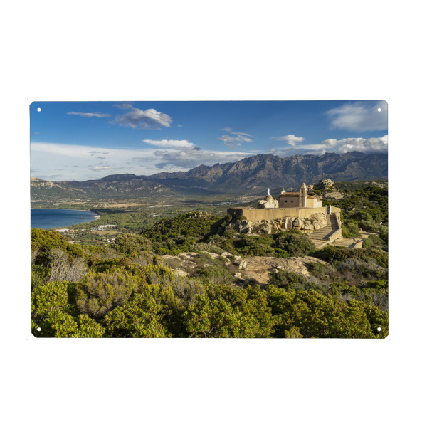 Metall Poster "Kapelle in Calvi, Korsika" artboxONE - Städte,Reise - Notre dame de la serra,Calvi,Korsika,Kapelle,Bucht,Madonna - Blechschild