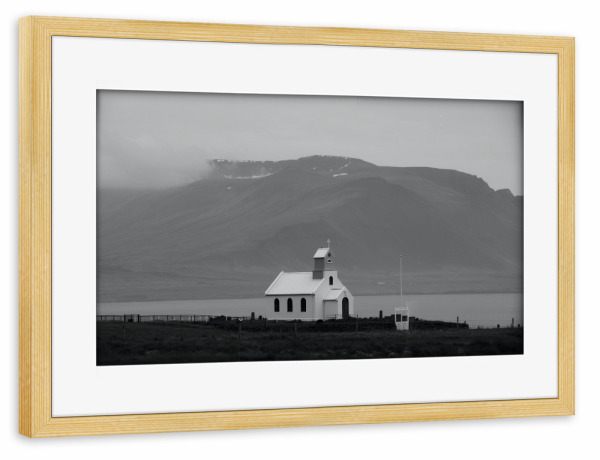 Poster mit Rahmen kiefer "Kleine Kirche in Island" artboxONE - Reise,Schwarzweiß,Architektur,Reise / Länder