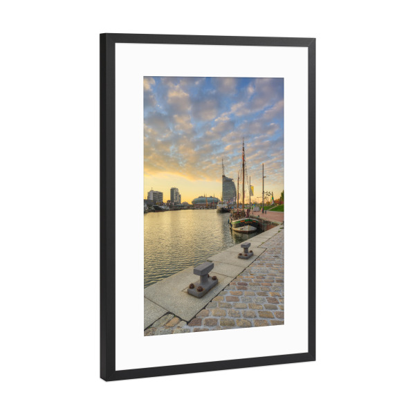 Poster mit Rahmen Schwarz (Metallic) "Morgens in Bremerhaven" artboxONE - Städte,Reise,Architektur