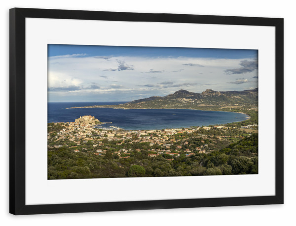 Poster mit Rahmen schwarz "Calvi, Korsika" artboxONE - Städte,Reise - Zitadelle,Calvi,Balagne,Korsika,Frankreich,Bucht,Stadtansicht