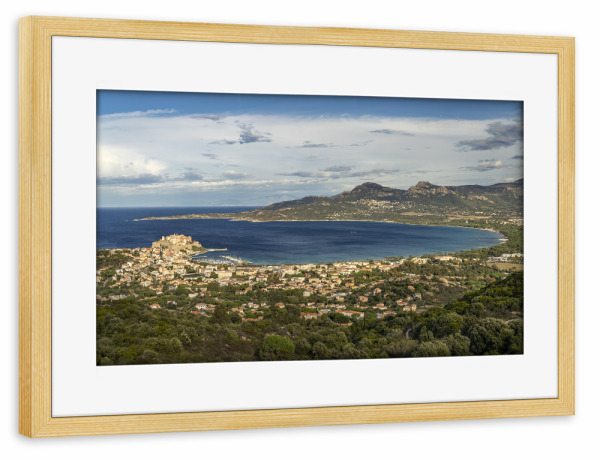 Poster mit Rahmen kiefer "Calvi, Korsika" artboxONE - Städte,Reise - Zitadelle,Calvi,Balagne,Korsika,Frankreich,Bucht,Stadtansicht