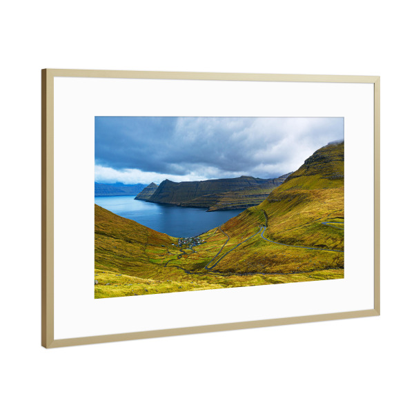Poster mit Rahmen Gold "Funningur auf Färöer" artboxONE - Natur,Reise,Architektur,Reise / Strand und Meer,Reise / Länder
