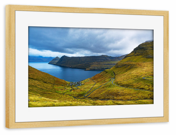 Poster mit Rahmen kiefer "Funningur auf Färöer" artboxONE - Natur,Reise,Architektur,Reise / Strand und Meer,Reise / Länder