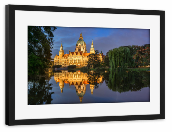 Poster mit Rahmen schwarz "Neues Rathaus Hannover am Abend" artboxONE - Städte,Reise,Architektur
