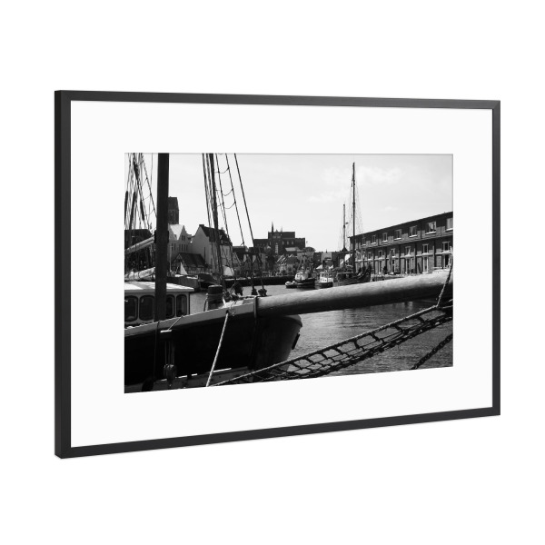 Poster mit Rahmen Schwarz (Metallic) "Wismarer Hafen" artboxONE - Städte,Reise,Schwarzweiß,Reise / Strand und Meer,Reise / Länder