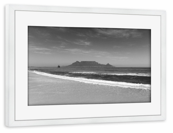 Poster mit Rahmen weiß "Blouwbergstrand b/w" artboxONE - Natur,Reise,Schwarzweiß,Reise / Strand und Meer,Reise / Afrika