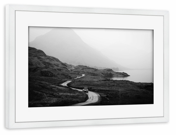 Poster mit Rahmen weiß "Road Through the Peaks" artboxONE - Natur,Reise,Schwarzweiß,Reise / Länder