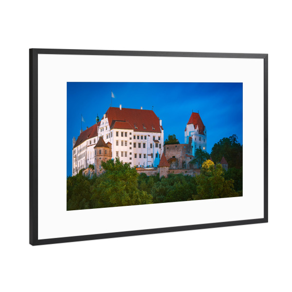 Poster mit Rahmen Schwarz (Metallic) "Sommerabend in Landshut" artboxONE - Städte