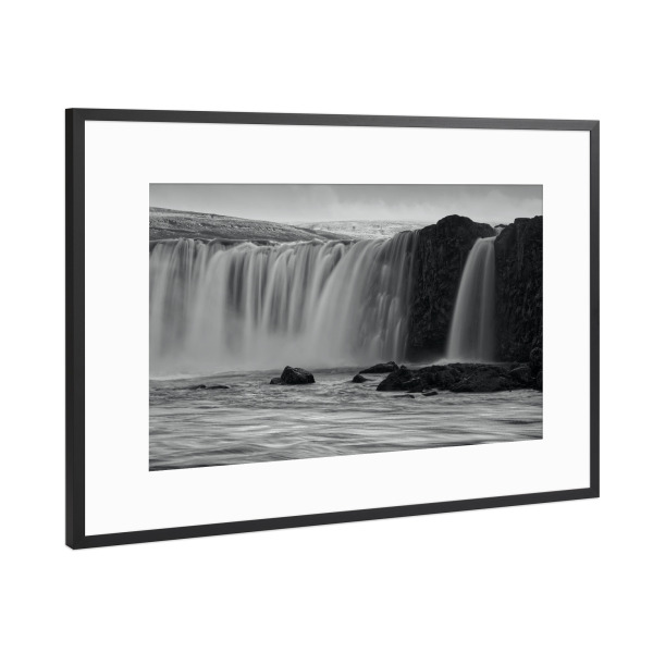 Poster mit Rahmen Schwarz (Metallic) "Goðafoss Wasserfall Schwarz-Weiß" artboxONE - Natur,Reise,Schwarzweiß,Reise / Strand und Meer,Reise / Länder