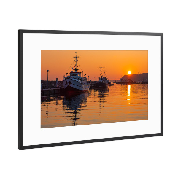 Poster mit Rahmen Schwarz (Metallic) "Fischerboote im Sonnenuntergang" artboxONE - Natur,Reise,Reise / Strand und Meer