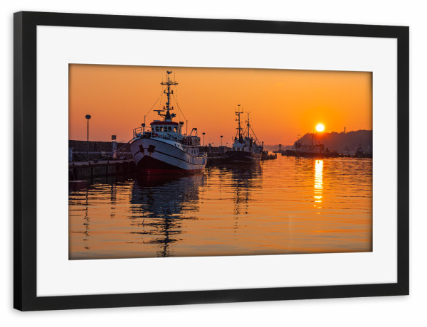 Poster mit Rahmen schwarz "Fischerboote im Sonnenuntergang" artboxONE - Natur,Reise,Reise / Strand und Meer