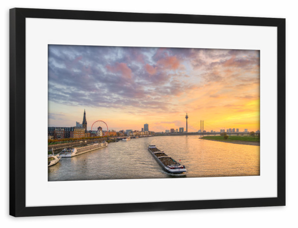 Poster mit Rahmen schwarz "Düsseldorfer Skyline mit Schiff" artboxONE - Reise,Architektur,Städte / Düsseldorf