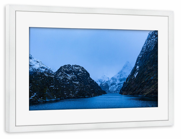 Poster mit Rahmen weiß "Berge und Felsen am Trollfjord" artboxONE - Natur,Reise,Reise / Strand und Meer,Reise / Länder