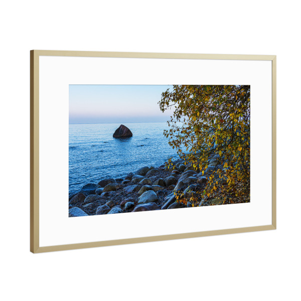 Poster mit Rahmen Gold "Der Findling Schwanenstein" artboxONE - Natur,Reise,Reise / Strand und Meer