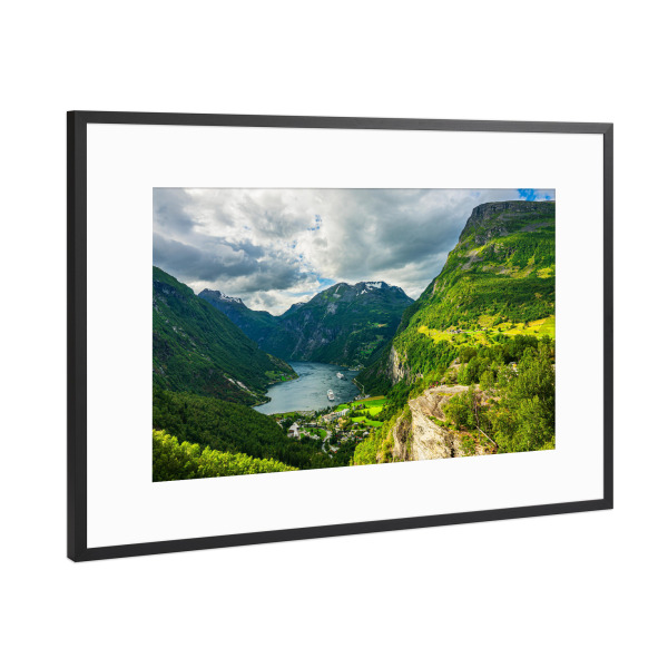 Poster mit Rahmen Schwarz (Metallic) "Berge und Geirangerfjord" artboxONE - Natur,Reise,Reise / Länder