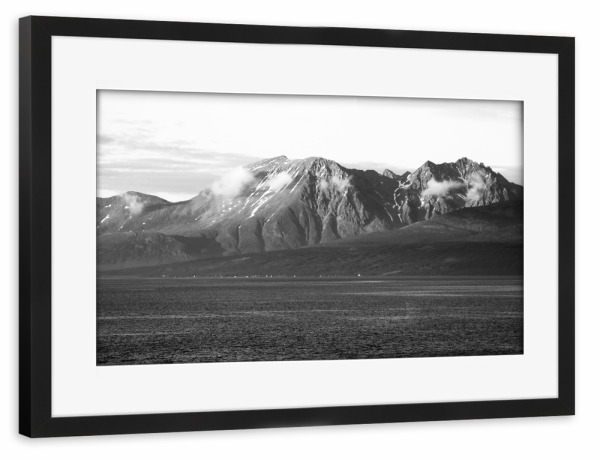 Poster mit Rahmen schwarz "Küstenlandschaft, Norwegen" artboxONE - Natur,Reise,Schwarzweiß,Reise / Strand und Meer,Reise / Länder