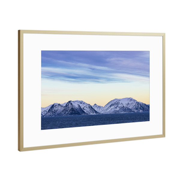 Poster mit Rahmen Gold "Winter nahe Øksfjord in Norwegen" artboxONE - Natur,Reise,Reise / Strand und Meer,Reise / Länder