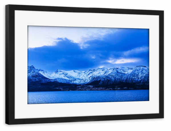 Poster mit Rahmen schwarz "Winter nahe Ørnes in Norwegen" artboxONE - Natur,Reise,Reise / Strand und Meer,Reise / Länder