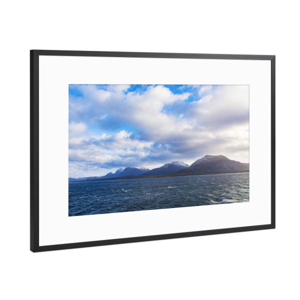 Poster mit Rahmen Schwarz (Metallic) "Felsen und Berge nahe Kristiansund" artboxONE - Natur,Reise,Reise / Strand und Meer,Reise / Länder