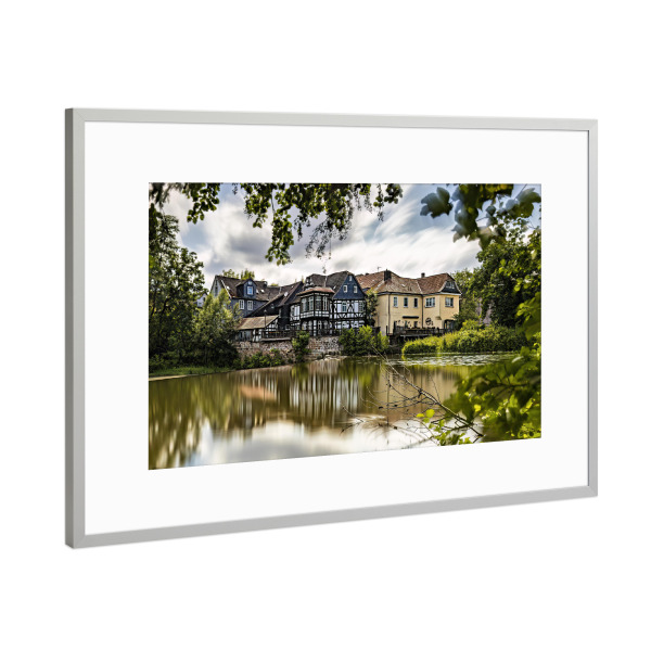 Poster mit Rahmen Silber "Marburg an der Lahn" artboxONE - Architektur - Marburg,Lahn,Hessen,Fluss,Wehr,Fachwerkhaus,Mühle,Historisch,Spiegelung